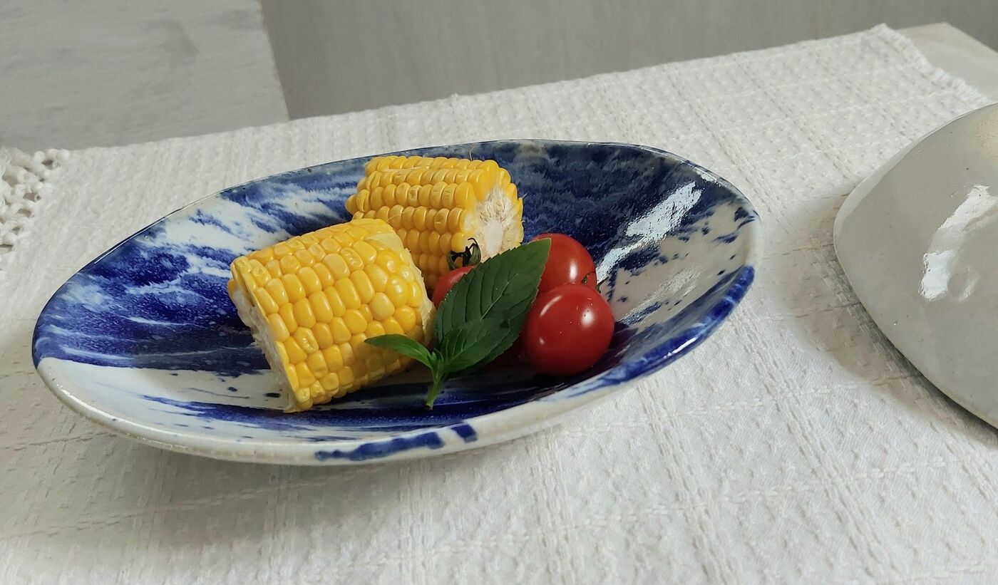 Овальная миска с синим мазком